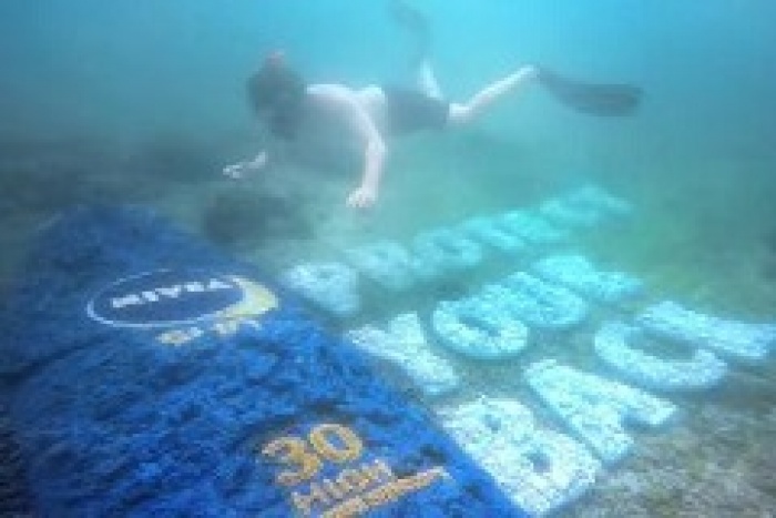 Nivea вписала рекламу средства от загара в морской пейзаж