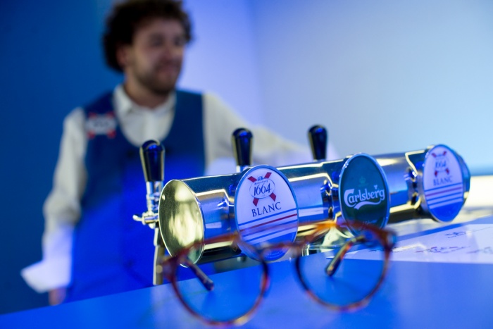 Kronenbourg и Yellow Clutch утверждают: синий всегда в моде