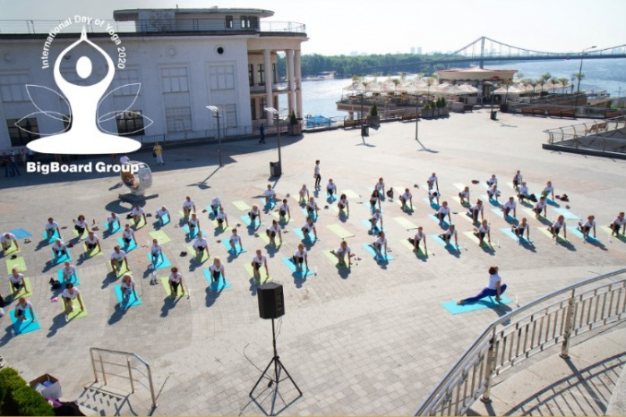 «10 лет вместе с йогой!»: BigMedia во второй раз проведет йога-флешмоб на Почтовой площади