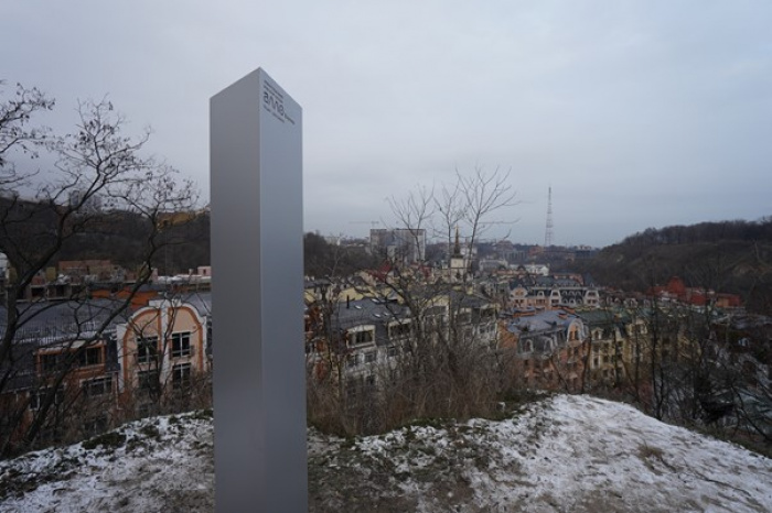 Загадочный обелиск на Замковой горе в Киеве оказался промо новой услуги АЛЛО Express