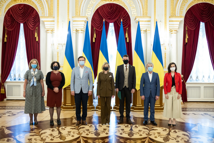 Украинская история для иностранцев: MEGOGO и первая леди Украины Елена Зеленская запускают аудиогид Мариинским дворцом