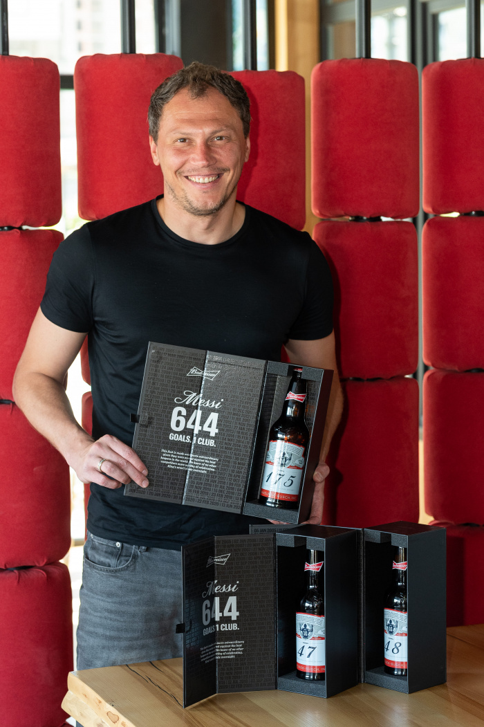 Андрей Пятов получил персональные бутылки из лимитированной серии BUD, которые были выпущены в честь рекорда Месси