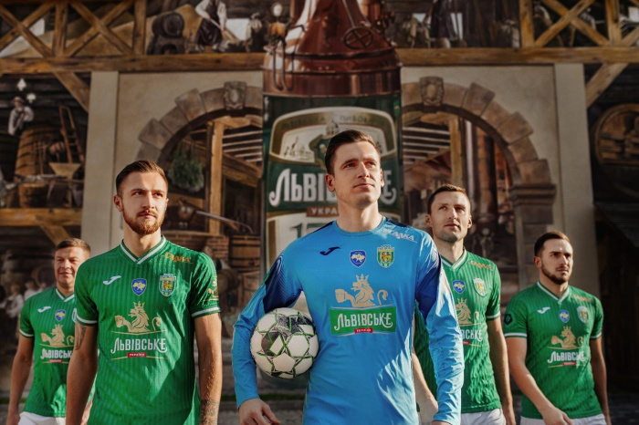 ФК «Карпаты» нестандартно презентовали новую форму и объявили титульного спонсора – бренд «Львівське»