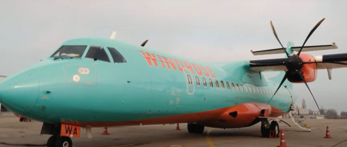 На крыльях поэзии: TABASCO пригласили знаменитостей зачитать стихи  во время рейсов авиакомпании WINDROSE