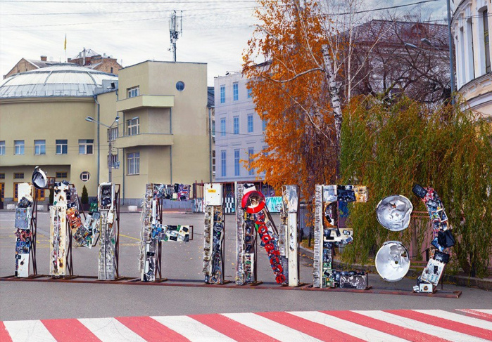 Компанія Vodafone Україна представила арт-інсталяцію, присвячену телекомунікаціям в умовах війни