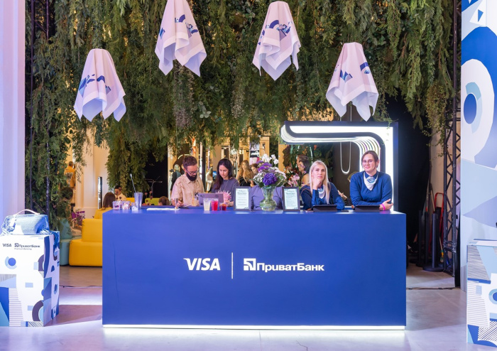 Колаж моди та фінансів: Financial Fashion на UFW SS26 від Visa та ПриватБанку