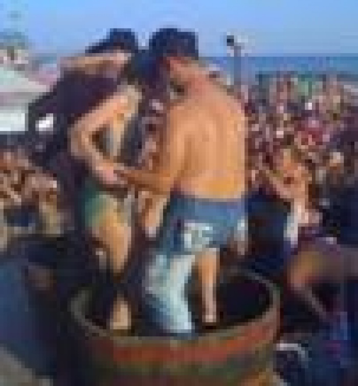 Виноградный сок давили прямо на сцене на фестивале «Коблево – край натурального виноделия».