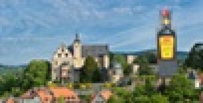 В честь 125-летия соуса Maggi в Германии компания Nestlé завернула в постер башню замка